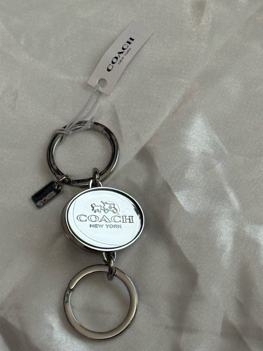 NWT- Silver-tone Oval Toggle Keychain - Picture 7 of 8